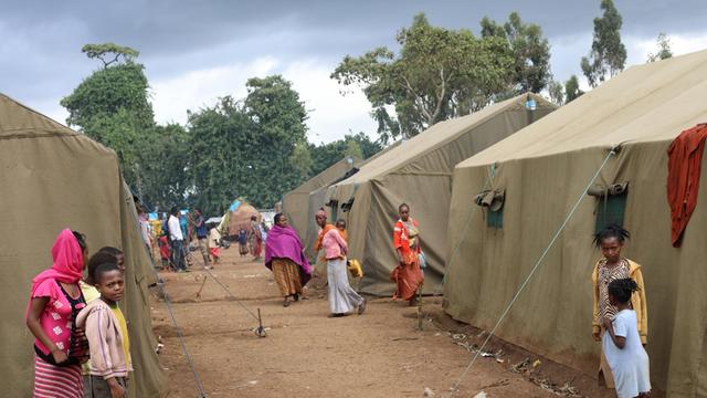 Symbolbild: Flüchtlinge stehen zwischen Zelten in Äthiopien