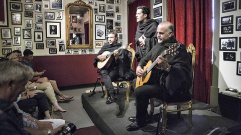 Eine Musikergruppe spielt den Fado von Coimbra in einem Fado-Club in der portugiesischen Stadt Coimbra. Er gilt als besonders traurig.