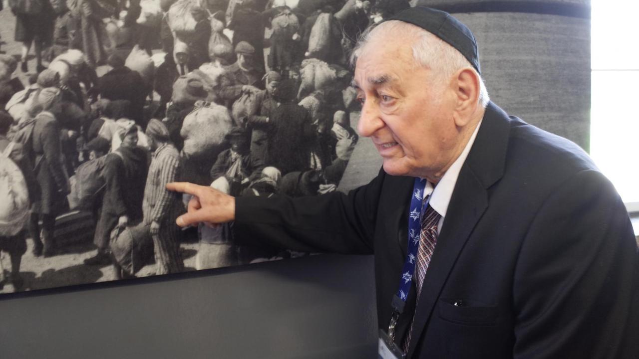 Der 87-jährige Zoltan Matyah erkennt den Mann auf dem Foto wieder und zeigt mit dem Finger darauf Der 87-jährige Zoltan Matyah erkennt den Mann auf dem Foto wieder und zeigt mit dem Finger darauf