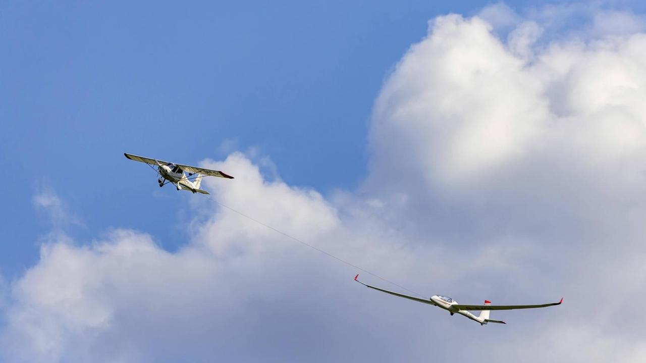 Ein Segelflugzeug im Schlepp, 12.07.2020 Ein Segelflugzeug im Schlepp, 12.07.2020