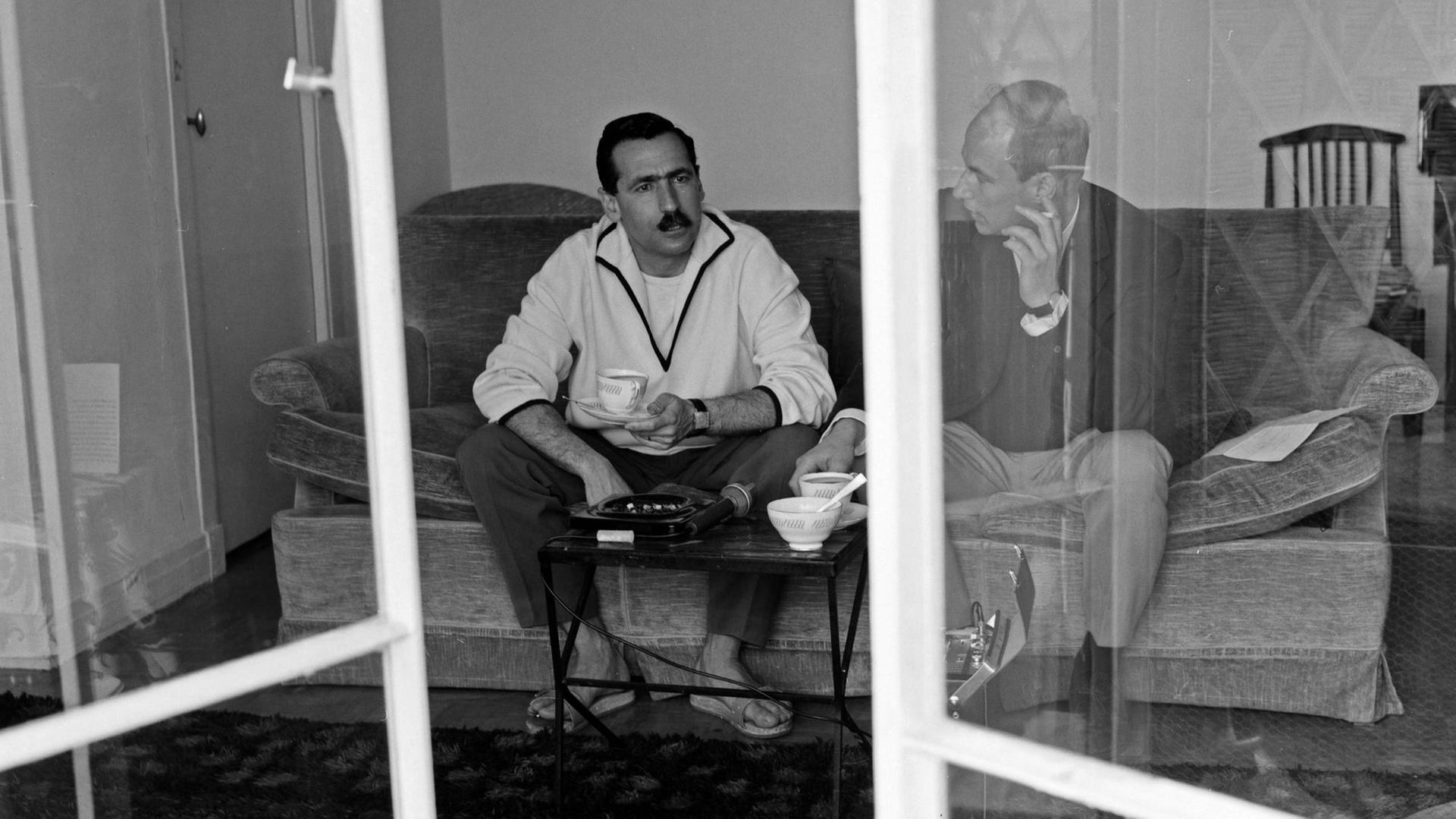 Der österreichische Journalist und Drehbuchautor Georg Stefan Troller, Frankreich 1960er Jahre. Der österreichische Journalist und Drehbuchautor Georg Stefan Troller, Frankreich 1960er Jahre.