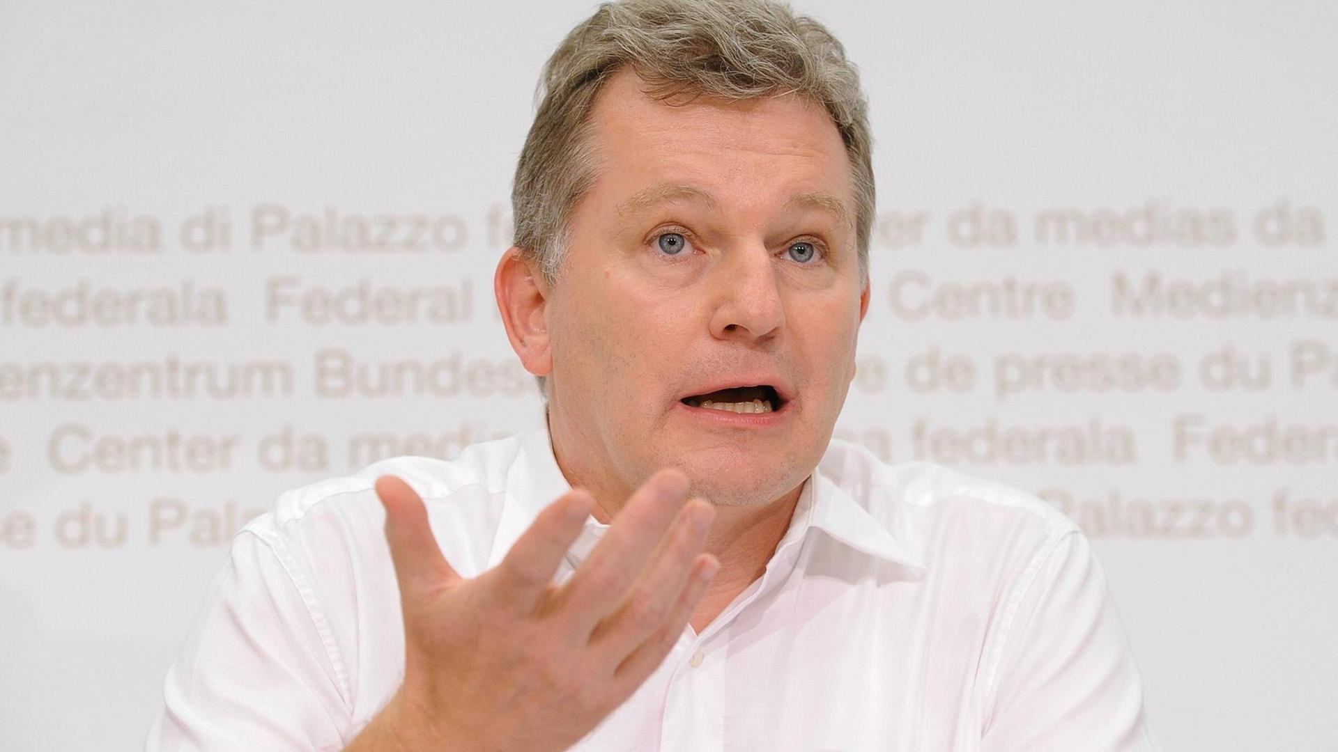 Walter Leimgruber 2012 bei der Medienkonferenz Eidgenoessische Kommission fuer Migrationsfragen zur Studie Einbuergerungspraxis in der Schweiz. Walter Leimgruber 2012 bei der Medienkonferenz Eidgenoessische Kommission fuer Migrationsfragen zur Studie Einbuergerungspraxis in der Schweiz.
