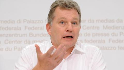 Walter Leimgruber 2012 bei der Medienkonferenz Eidgenoessische Kommission fuer Migrationsfragen zur Studie Einbuergerungspraxis in der Schweiz.