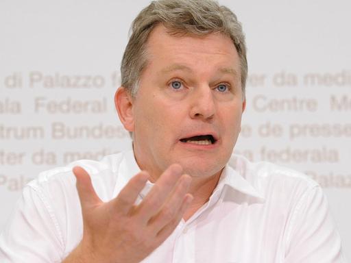 Walter Leimgruber 2012 bei der Medienkonferenz Eidgenoessische Kommission fuer Migrationsfragen zur Studie Einbuergerungspraxis in der Schweiz.