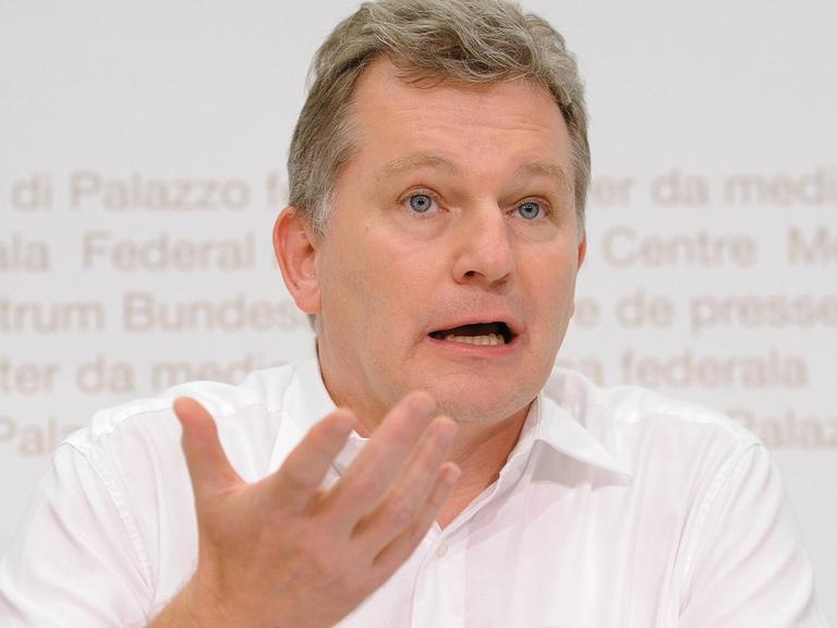 Walter Leimgruber 2012 bei der Medienkonferenz Eidgenoessische Kommission fuer Migrationsfragen zur Studie Einbuergerungspraxis in der Schweiz.
