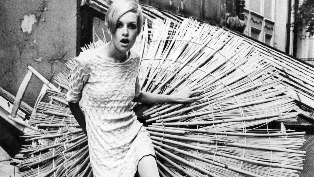 Das britische Topmodel Twiggy posiert 1969 in einem Minkleid aus Strickstoff. Das britische Topmodel Twiggy posiert 1969 in einem Minkleid aus Strickstoff.