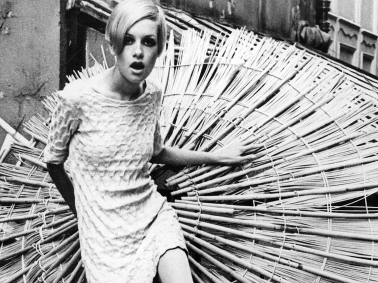Das britische Topmodel Twiggy posiert 1969 in einem Minkleid aus Strickstoff.