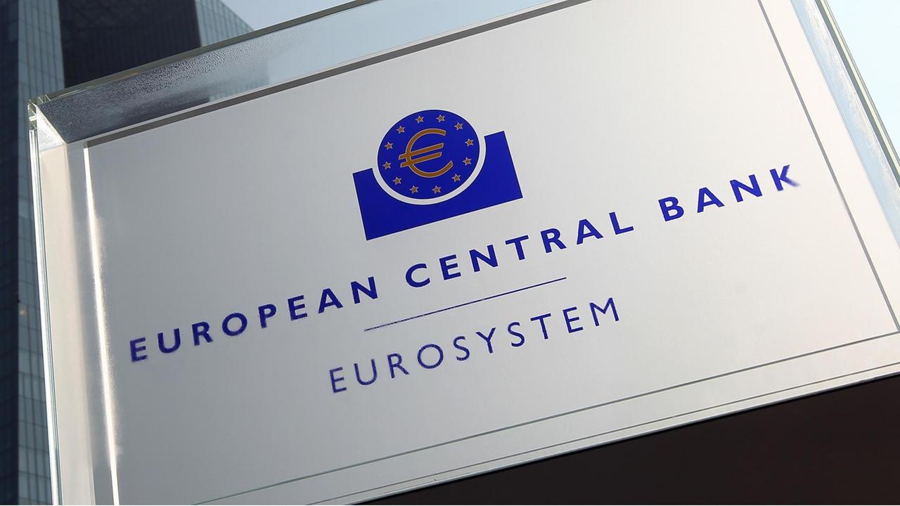 Ein Schild mit dem Eurozeichen im Kreis von 12 gelben Sternen, darunter zweizeilig "European Central Bank" und "Eurosystem" Ein Schild mit dem Eurozeichen im Kreis von 12 gelben Sternen, darunter zweizeilig "European Central Bank" und "Eurosystem"