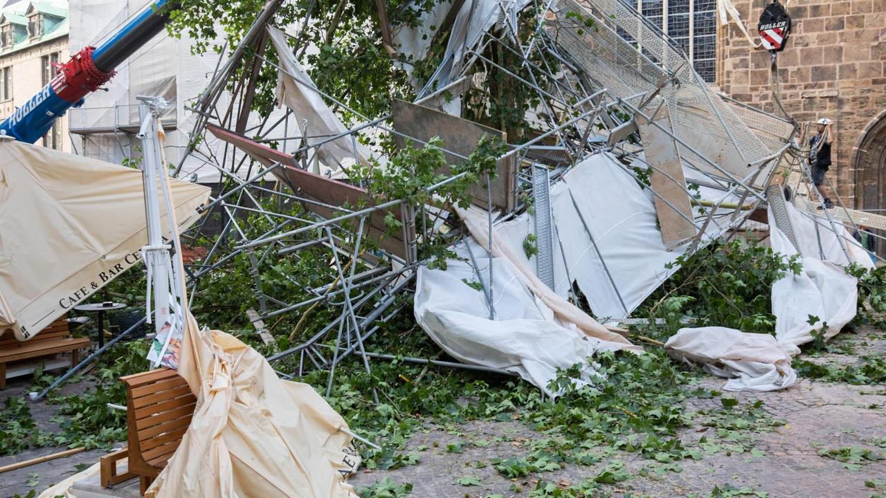 Trümmer eines Gerüstes liegen in der Bremer Innenstadt. Trümmer eines Gerüstes liegen in der Bremer Innenstadt.