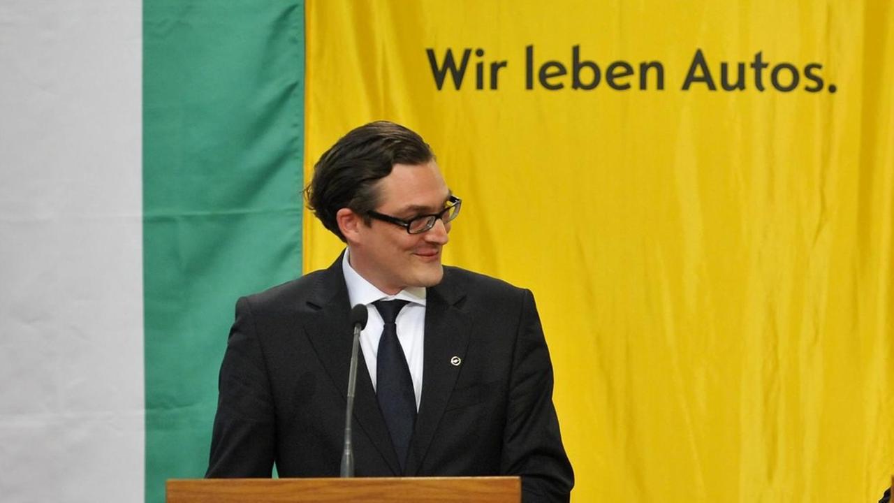 Joachim Koschnicke (L), "Opel Vice President European Government Relations", bei einem Treffen mit dem ungarischen Ministerpräsidenten Victor Orban (R) in Ungarn 2013 Joachim Koschnicke (L), "Opel Vice President European Government Relations", bei einem Treffen mit dem ungarischen Ministerpräsidenten Victor Orban (R) in Ungarn 2013