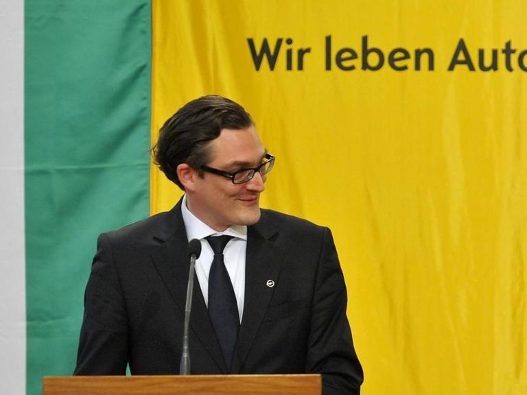 Joachim Koschnicke (L), "Opel Vice President European Government Relations", bei einem Treffen mit dem ungarischen Ministerpräsidenten Victor Orban (R) in Ungarn 2013