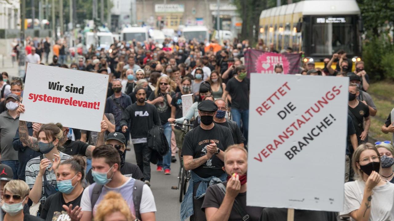"Wir sind systemrelevant!" und "Rettet die Veranstaltungsbranche!" steht auf Plakaten, die von Teilnehmern auf einer Demonstration der Veranstaltungsbranche gezeigt werden, bei der sie erneut an ihre prekäre Lage und den Mangel an Perspektiven wegen der Einschränkungen ihrer Aktivitäten zur Eindämmung der Corona-Pandemie erinnern. "Wir sind systemrelevant!" und "Rettet die Veranstaltungsbranche!" steht auf Plakaten, die von Teilnehmern auf einer Demonstration der Veranstaltungsbranche gezeigt werden, bei der sie erneut an ihre prekäre Lage und den Mangel an Perspektiven wegen der Einschränkungen ihrer Aktivitäten zur Eindämmung der Corona-Pandemie erinnern.
