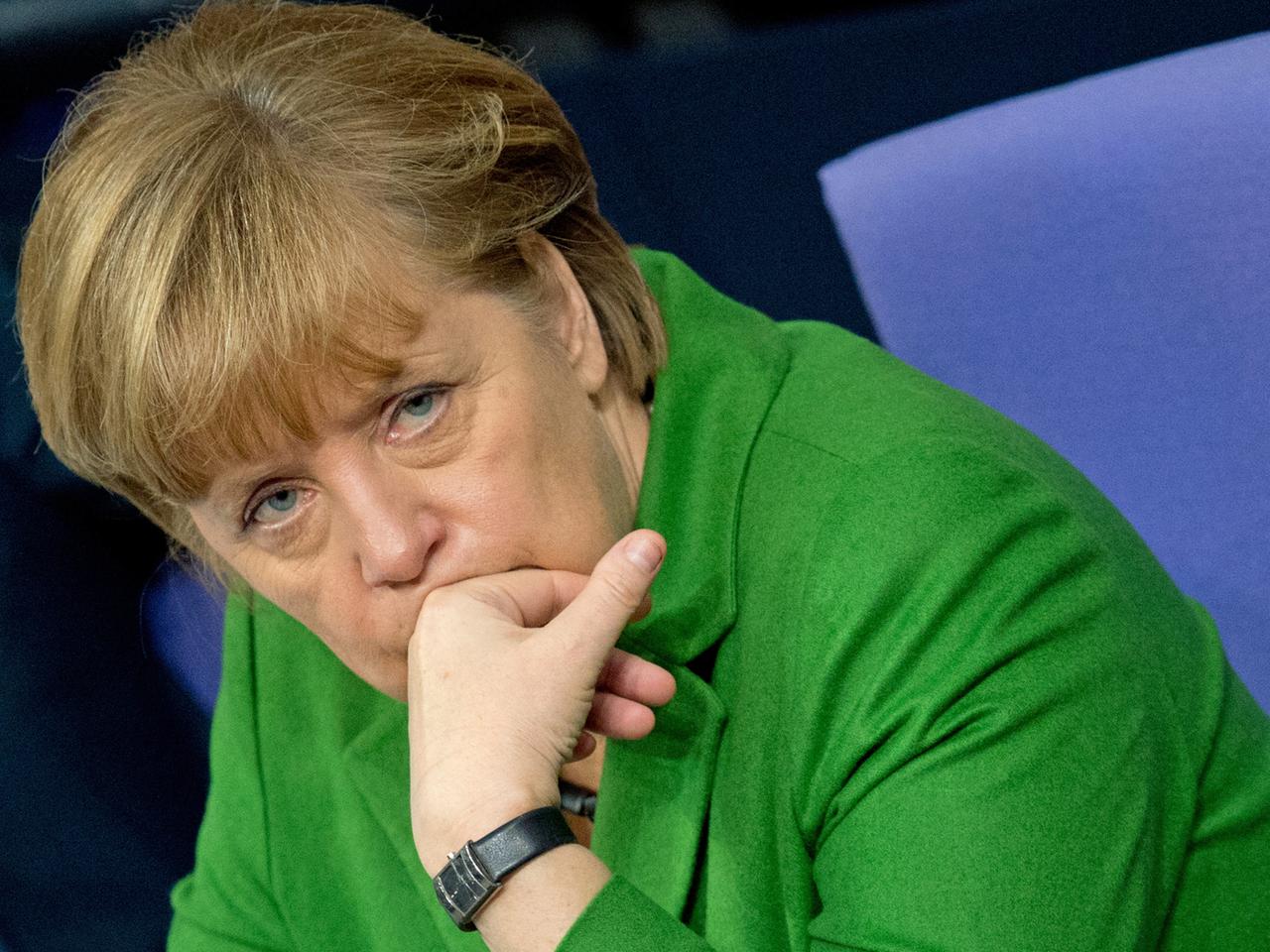 Angela Merkel sitzt auf der Regierungsbank im Bundestag