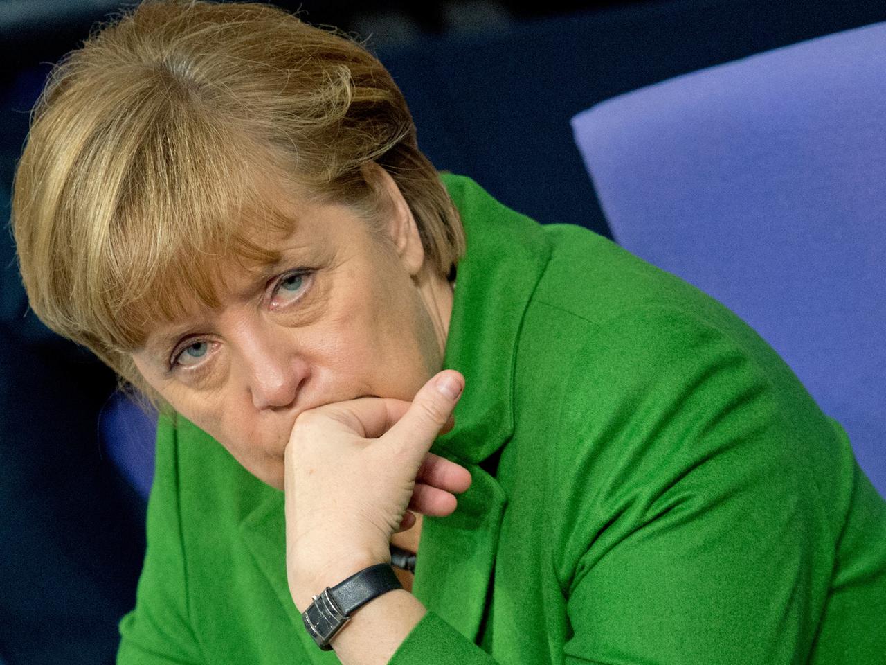 Angela Merkel sitzt auf der Regierungsbank im Bundestag Angela Merkel sitzt auf der Regierungsbank im Bundestag