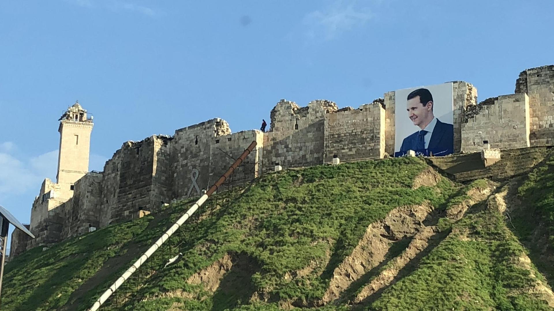 Eine Stadtansicht auf Aleppo mit einem großen Plakat des Staatspräsidenten Assad. Eine Stadtansicht auf Aleppo mit einem großen Plakat des Staatspräsidenten Assad.