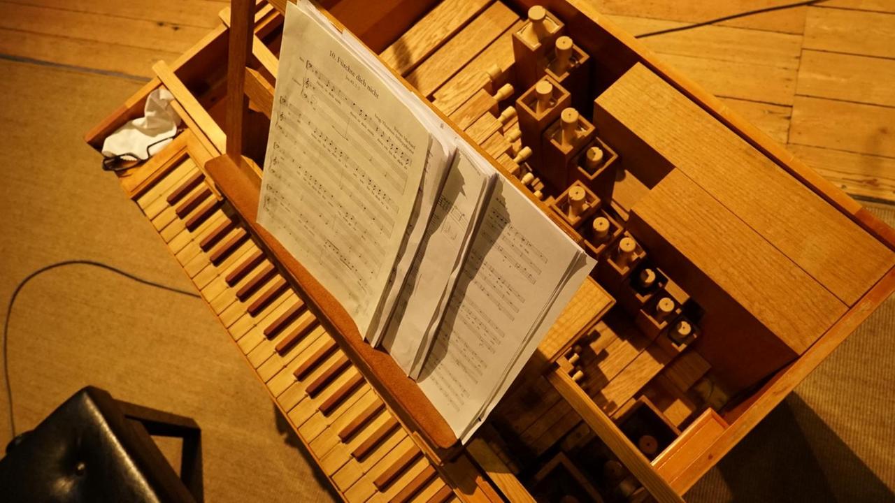Blick auf die kleine, kastenförmige Truhenorgel. Blick auf die kleine, kastenförmige Truhenorgel.