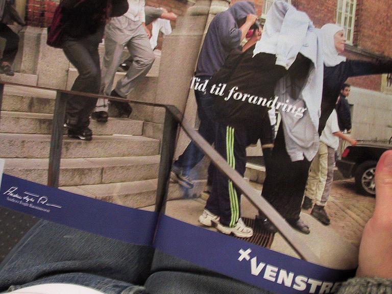 Eine doppelseitige Anzeige er rechtsliberalen "Venster"-Partei, die Populismus gegen Migranten macht. Zu sehen ist ein wegen Vergewaltigung verurteilter Migrant.