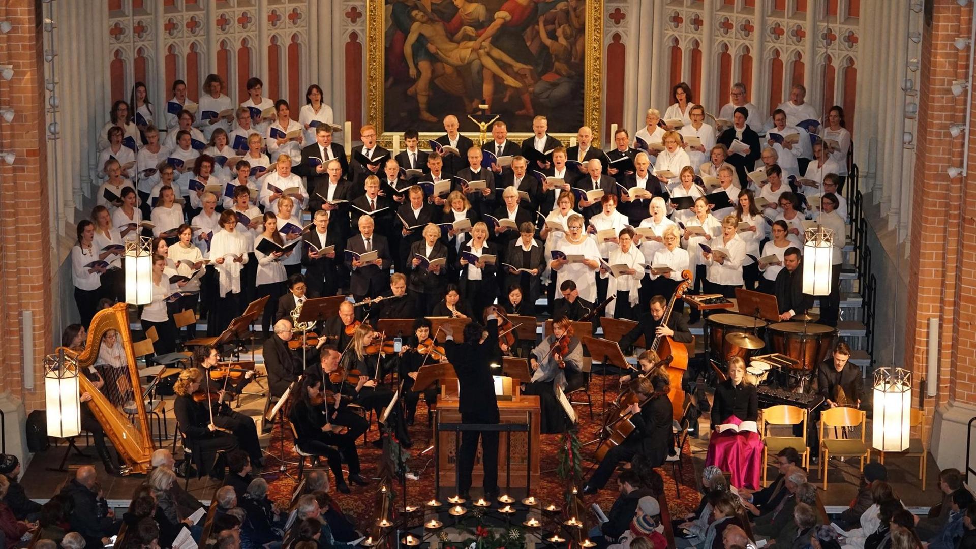 Chor während eines Konzertes in einer Kirche Chor während eines Konzertes in einer Kirche