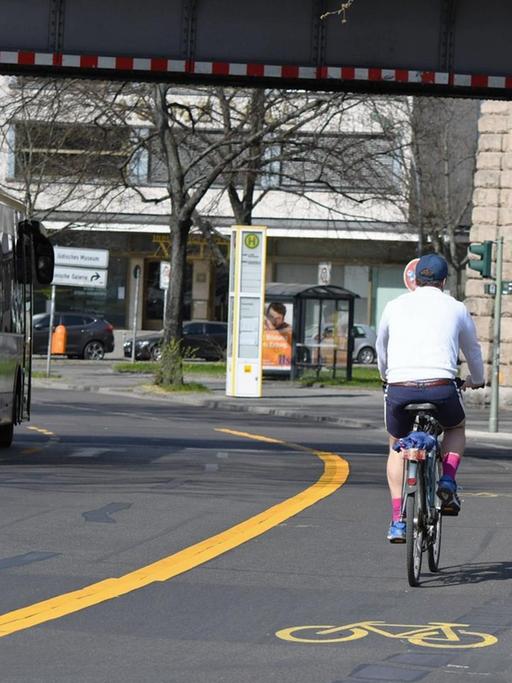 Blick auf einen provisorischen Radstreifen im Berliner Bezirk Friedrichshain-Kreuzberg
