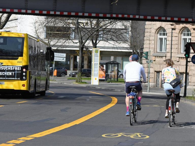 Blick auf einen provisorischen Radstreifen im Berliner Bezirk Friedrichshain-Kreuzberg