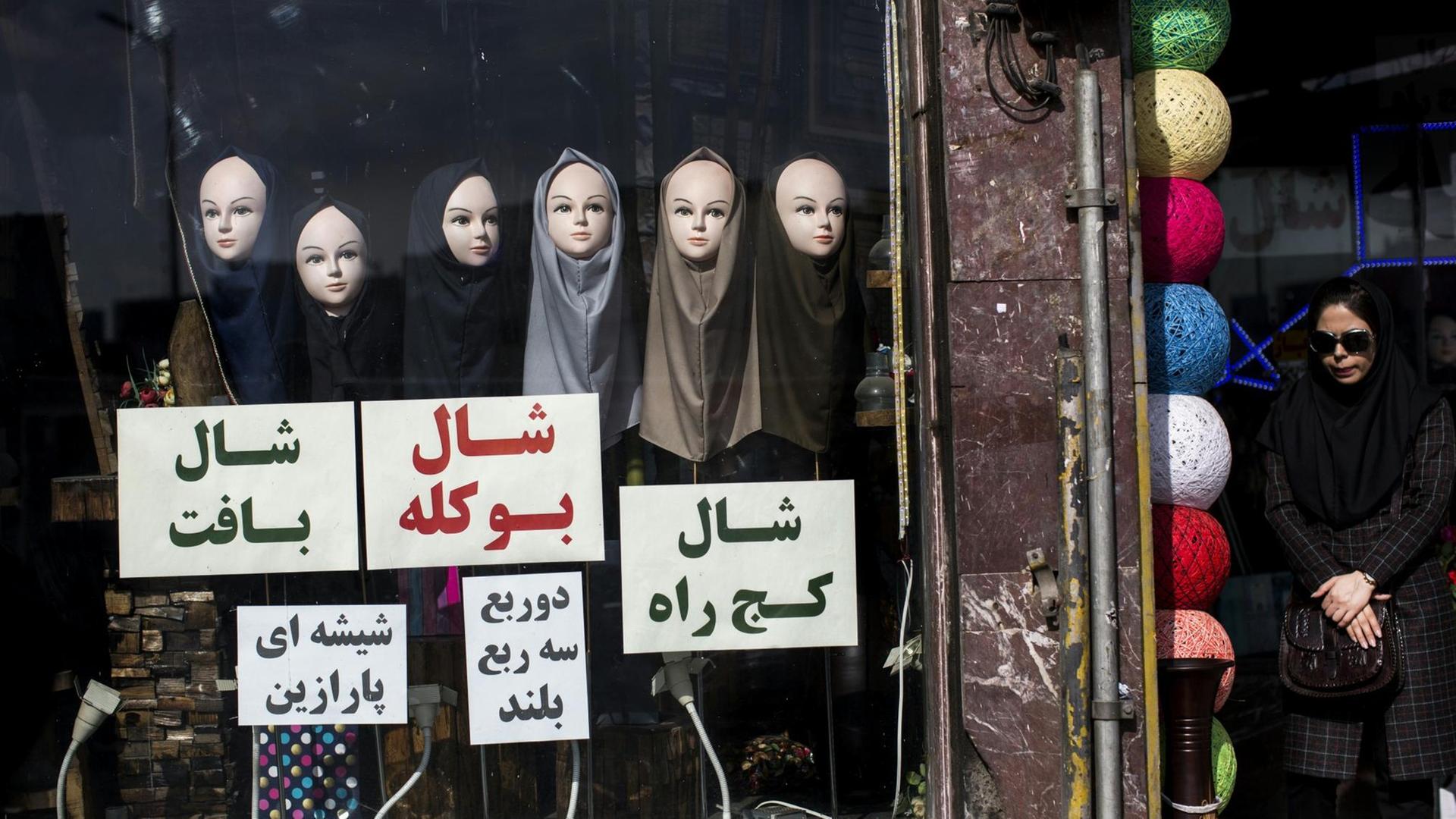 Das Bild zeigt einen Laden für Kopftücher in Teheran im Februar 2016. Das Bild zeigt einen Laden für Kopftücher in Teheran im Februar 2016.