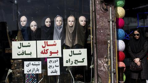 Das Bild zeigt einen Laden für Kopftücher in Teheran im Februar 2016.