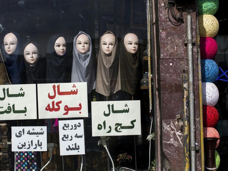 Das Bild zeigt einen Laden für Kopftücher in Teheran im Februar 2016.