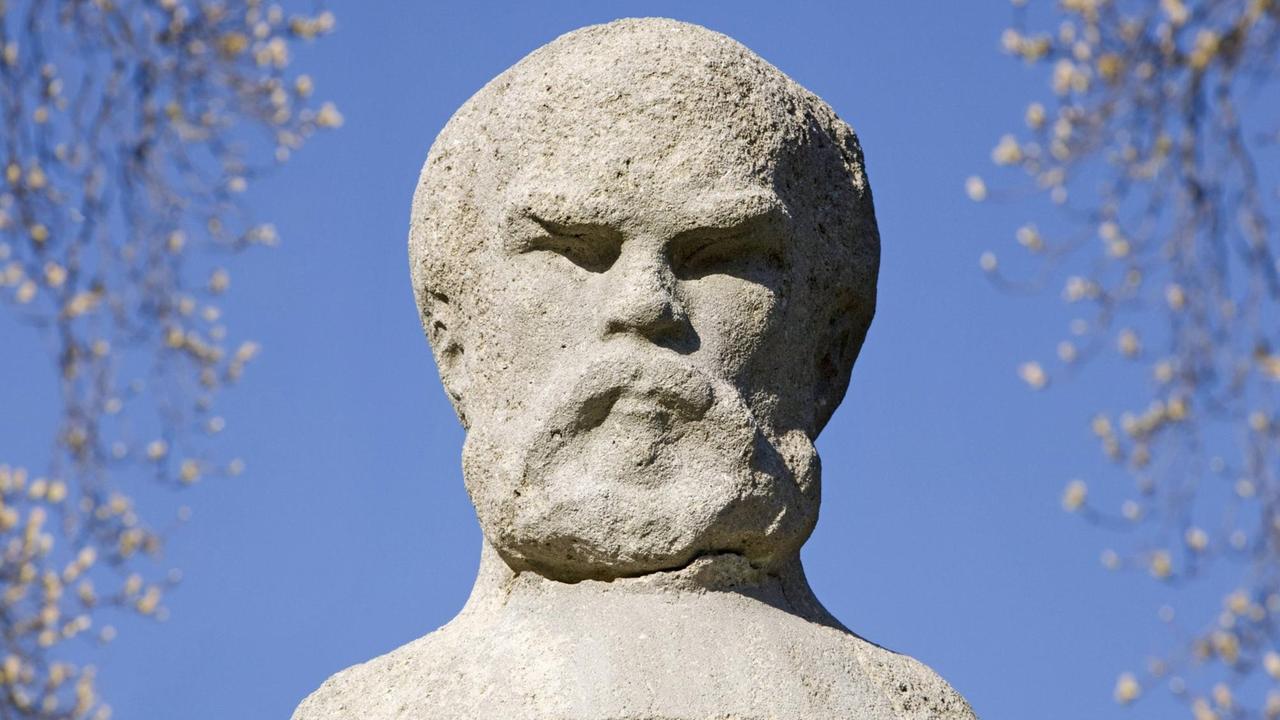Eine Büste des französischen Dichters Paul Verlaine (1844-1896) von Rodo de Nierderhausern (1863-1913) im Jardin du Luxembourg in Paris. Eine Büste des französischen Dichters Paul Verlaine (1844-1896) von Rodo de Nierderhausern (1863-1913) im Jardin du Luxembourg in Paris.