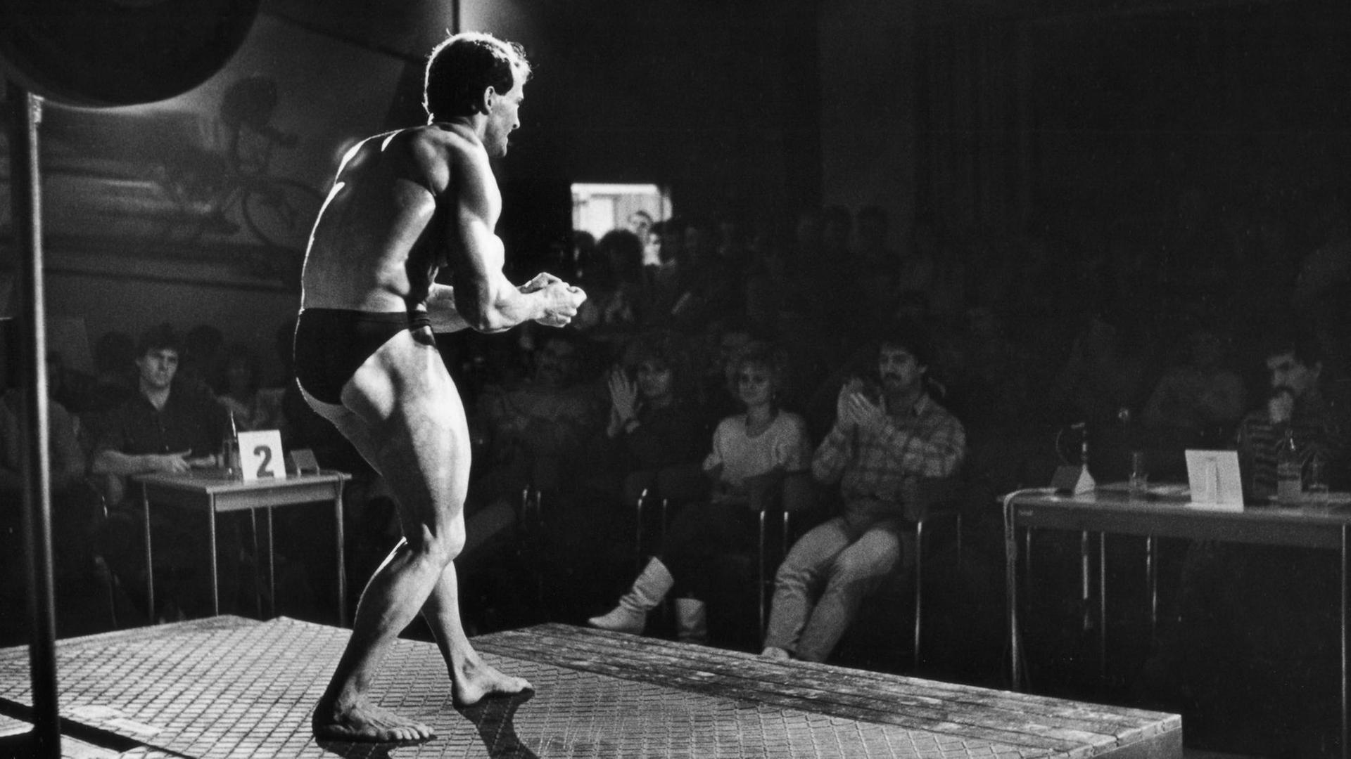 Kraftsportwettbewerb im Jugendklub "Arena" in Leipzig 1988. Kraftsportwettbewerb im Jugendklub "Arena" in Leipzig 1988.