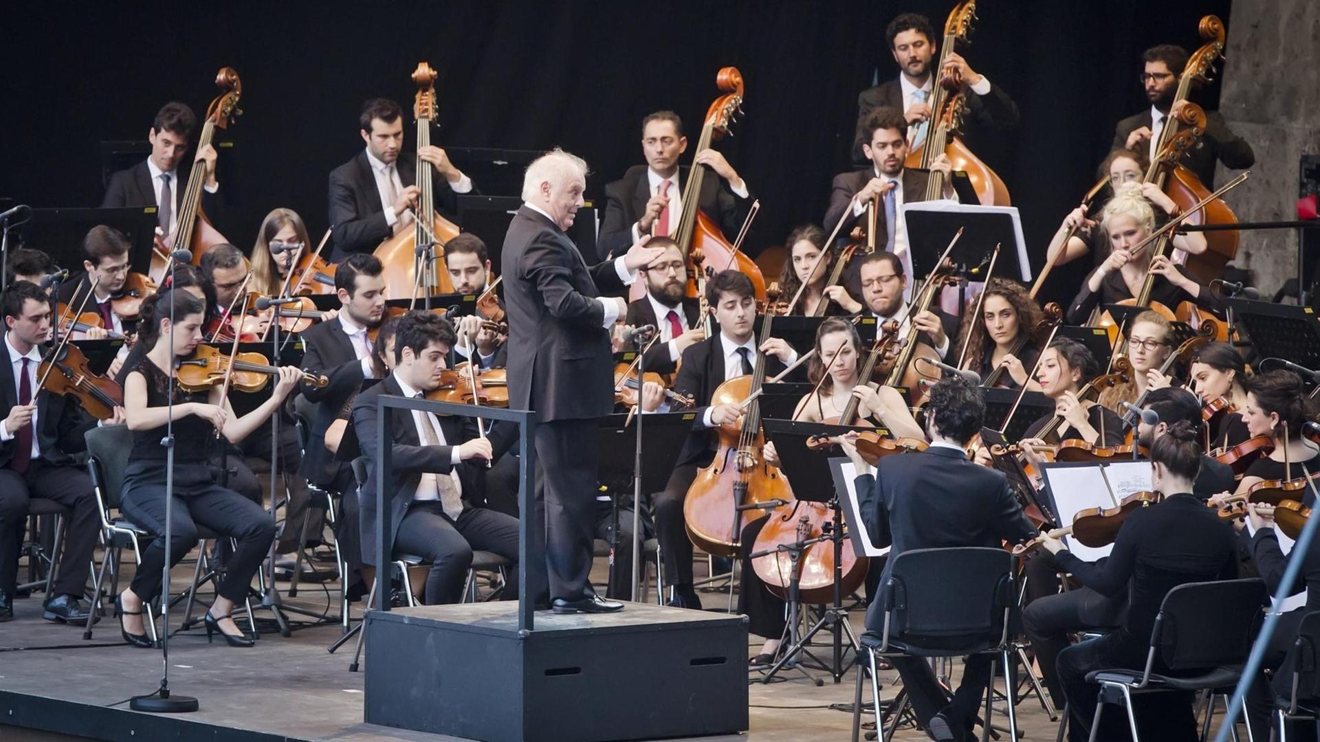 Das Foto zeigt Daniel Barenboim mit dem West-Eastern Divan Orchestra bei einem Konzert in der Berliner Waldbühne. Das Foto zeigt Daniel Barenboim mit dem West-Eastern Divan Orchestra bei einem Konzert in der Berliner Waldbühne.
