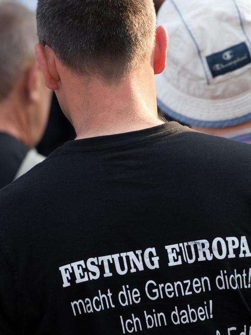 Ein Anhänger der islamfeindlichen Pegida-Bewegung trägt am 20.06.2016 ein T-Shirt mit dem Aufdruck "Festung Europa macht die Grenzen dicht. Ich bin dabei! Danke Tatjana & Ed!".