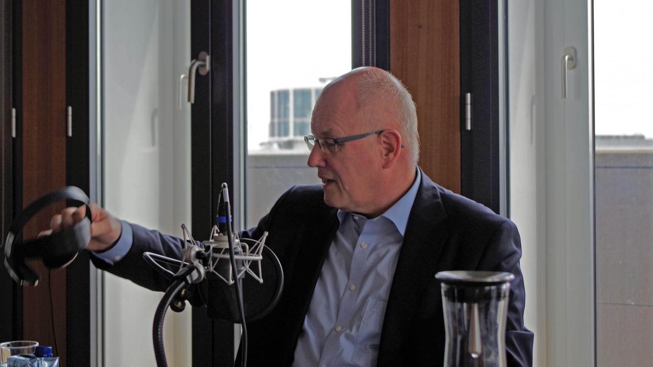 Der Vorsitzende der CDU/CSU-Bundestagsfraktion, Volker Kauder, im Interview der Woche im Deutschlandfunk. Der Vorsitzende der CDU/CSU-Bundestagsfraktion, Volker Kauder, im Interview der Woche im Deutschlandfunk.