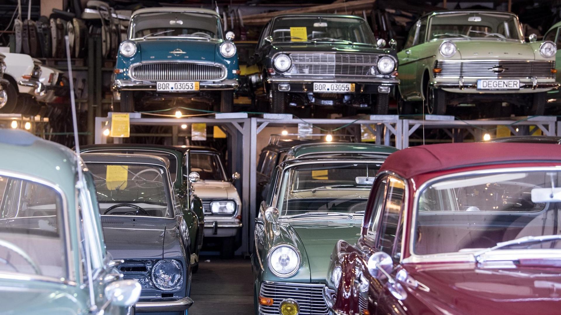 Opelsammlung der Brüder Martin und Josef Degene in einer Halle in Nordrhein-Westfalen Opelsammlung der Brüder Martin und Josef Degene in einer Halle in Nordrhein-Westfalen