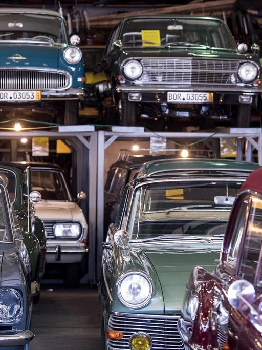 Opelsammlung der Brüder Martin und Josef Degene in einer Halle in Nordrhein-Westfalen