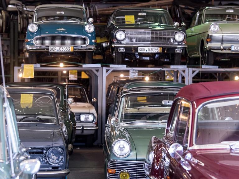Opelsammlung der Brüder Martin und Josef Degene in einer Halle in Nordrhein-Westfalen