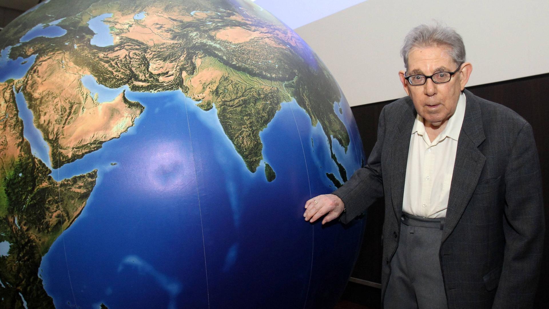 Der niederländische Meteorologe Paul Crutzen beim Geocycles Symposium 2012 an der Fachhochschule Mainz (FH). Er war von 1980 bis 2000 Direktor am Max-Planck-Institut für Chemie in Mainz und erhielt 1995 für seine Arbeiten im Gebiet der Atmosphärenchemie den Nobelpreis für Chemie. Der niederländische Meteorologe Paul Crutzen beim Geocycles Symposium 2012 an der Fachhochschule Mainz (FH). Er war von 1980 bis 2000 Direktor am Max-Planck-Institut für Chemie in Mainz und erhielt 1995 für seine Arbeiten im Gebiet der Atmosphärenchemie den Nobelpreis für Chemie.