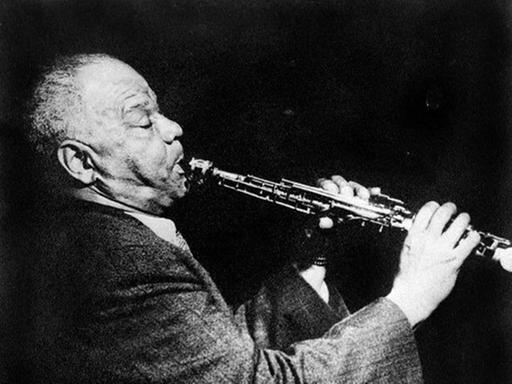 Ein undatiertes schwarz-weiß Foto des Jazz-Musikers Sidney Bechet der auf einer Klarinette spielt.