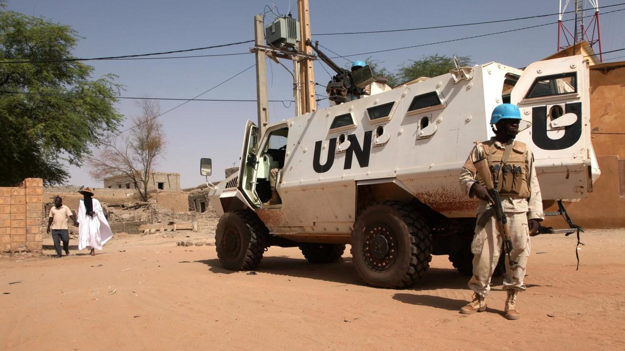 Das Bild zeigt ein weißes, gepanzertes Fahrzeug der UNO-Friedenstruppe MINUSMA in Timbuktu/Mali. Das Bild zeigt ein weißes, gepanzertes Fahrzeug der UNO-Friedenstruppe MINUSMA in Timbuktu/Mali.