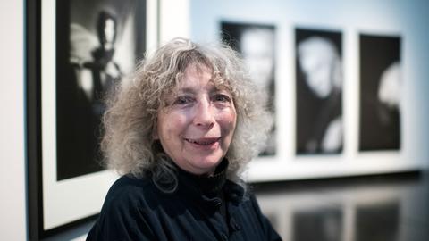 Die Fotografin und Kamerafrau Elfi Mikesch steht anlässlich der Pressevorbesichtigung in der Ausstellung "Abfallprodukte der Liebe" in der Berliner Akademie der Künste