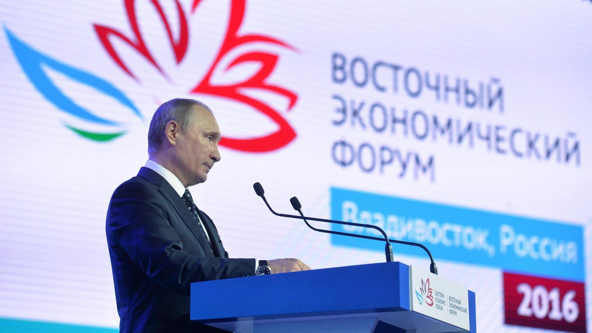 Russland Präsident Putin spricht auf einem Wirtschaftsforum in Wladiwostock. Russland Präsident Putin spricht auf einem Wirtschaftsforum in Wladiwostock.