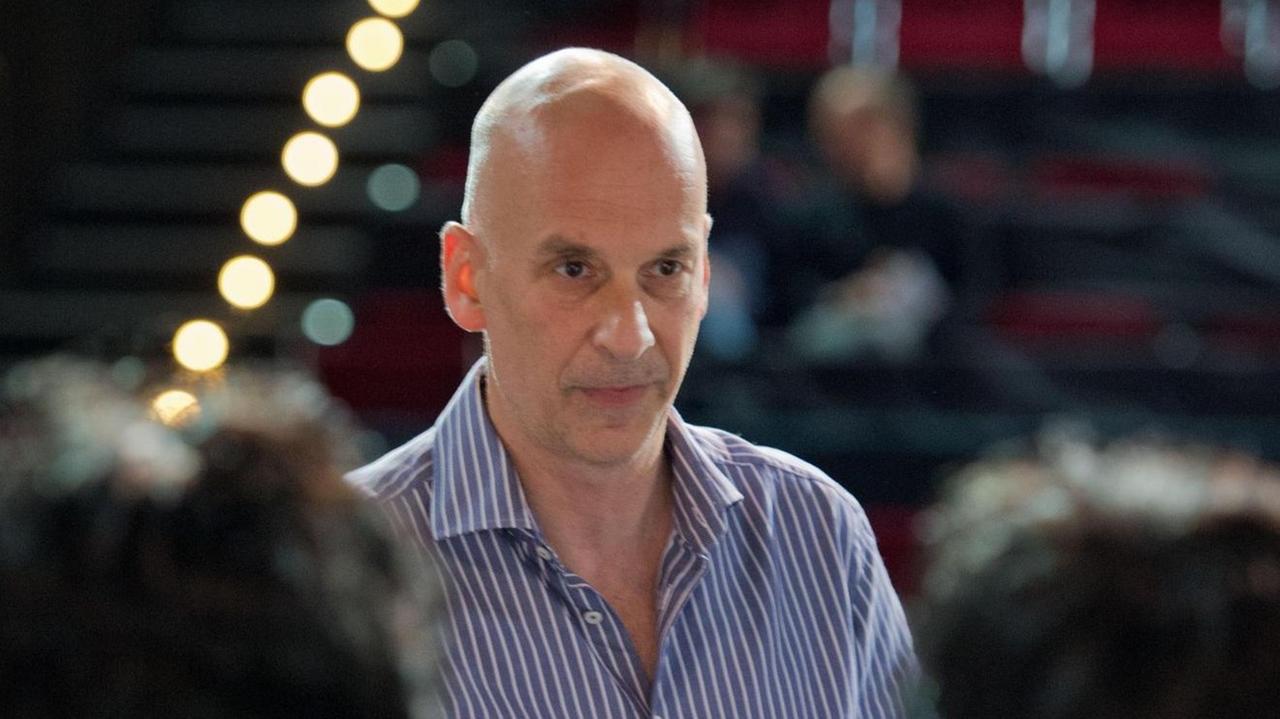 Der Theaterregisseur Volker Lösch im Gespräch mit Schauspielern des Ensembles vom Schauspielhaus Bonn. Der Theaterregisseur Volker Lösch im Gespräch mit Schauspielern des Ensembles vom Schauspielhaus Bonn.