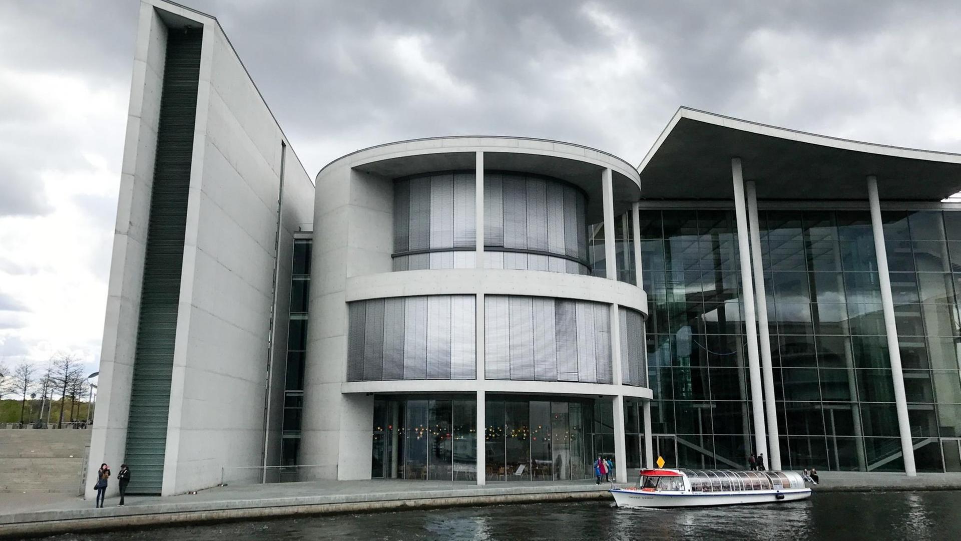 Dunkle Wolken hängen überdem Paul-Löbe-Haus im Berliner Regierungsviertel. Dunkle Wolken hängen überdem Paul-Löbe-Haus im Berliner Regierungsviertel.