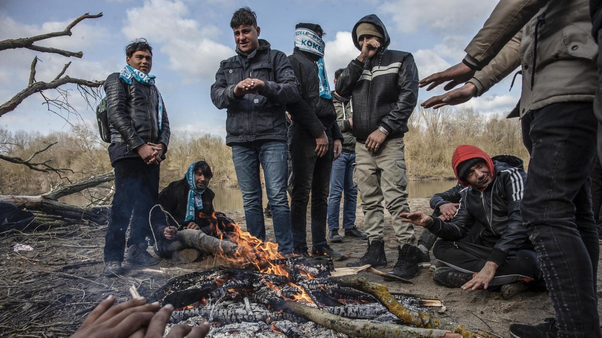 Flüchtlinge in der türkischen Provinz Edirne wärmen sich auf, bevor sie den Versuch starten, nach Griechenland durchzukommen. Flüchtlinge in der türkischen Provinz Edirne wärmen sich auf, bevor sie den Versuch starten, nach Griechenland durchzukommen.