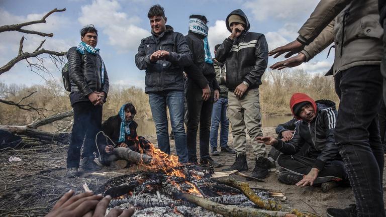 Flüchtlinge in der türkischen Provinz Edirne wärmen sich auf, bevor sie den Versuch starten, nach Griechenland durchzukommen.