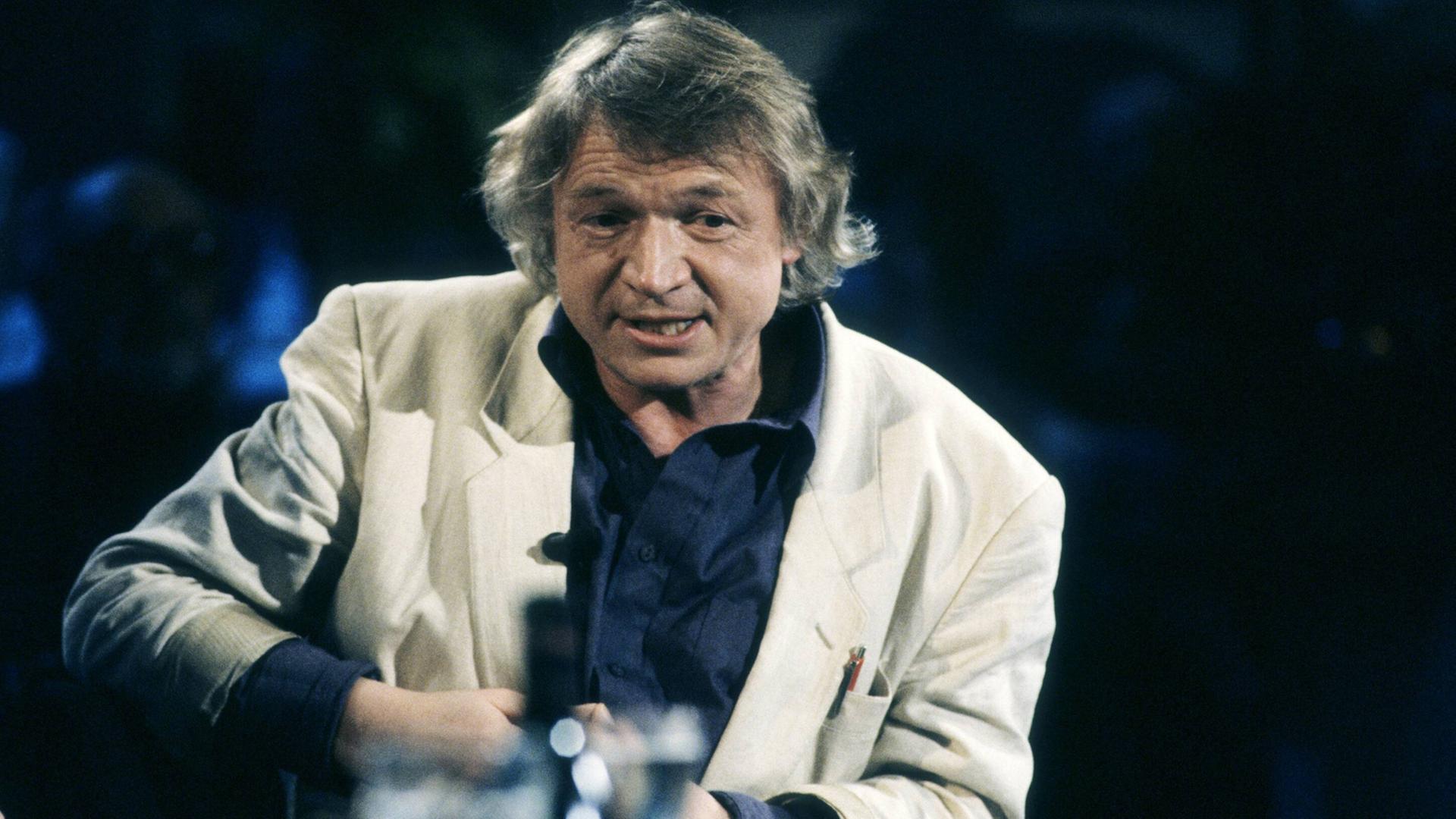 Der Philosoph, Politiker und Sozialökologe Rudolf Bahro, hier bei einem Fernsehinterview im Jahr 1990 Der Philosoph, Politiker und Sozialökologe Rudolf Bahro, hier bei einem Fernsehinterview im Jahr 1990