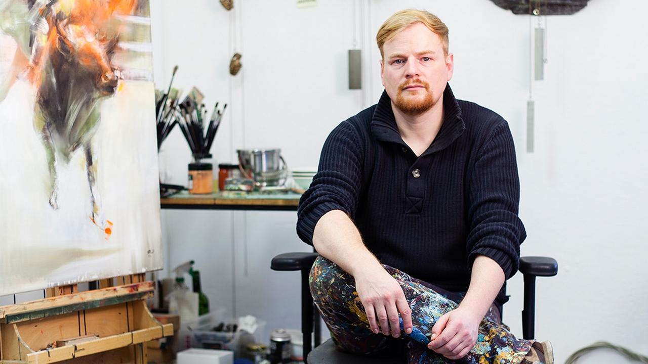 Gudio Zimmermann sitzt in seinem Atelier Gudio Zimmermann sitzt in seinem Atelier