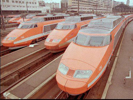Französische TGV-Züge stehen im Jahr 1995 auf einem Pariser Bahnhof.