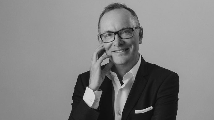 Der Dirigent lacht in die Kamera. Der Dirigent lacht in die Kamera.