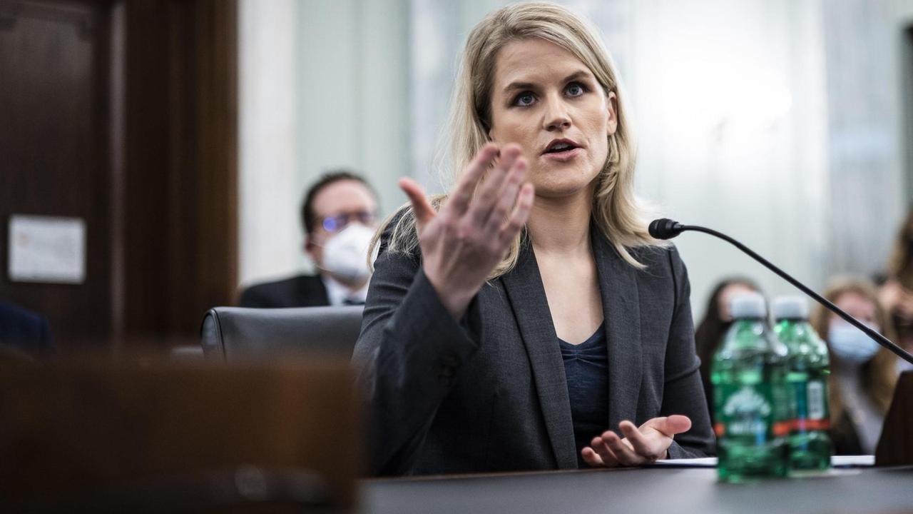 Die ehemalige Facebook-Mitarbeiterin Frances Haugen vor dem US-Kongress Die ehemalige Facebook-Mitarbeiterin Frances Haugen vor dem US-Kongress