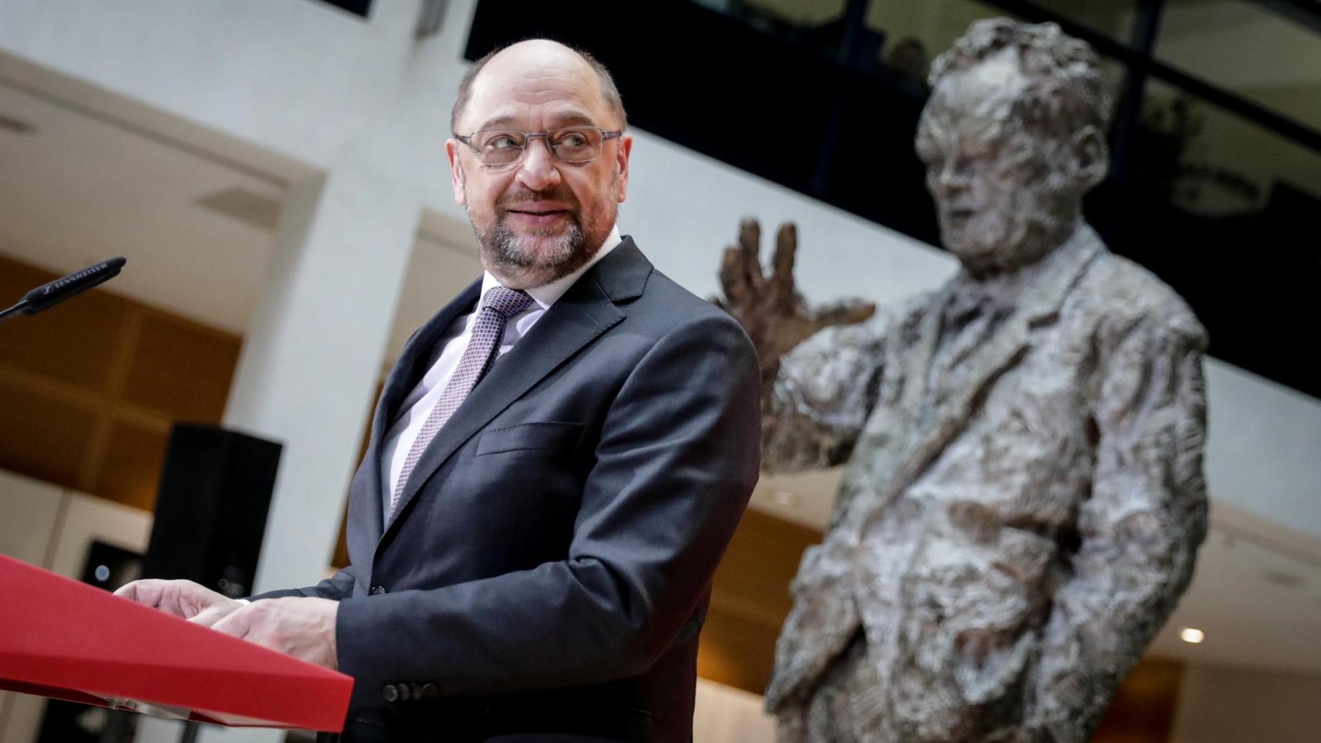 Der SPD-Vorsitzende Martin Schulz spricht am 01.12.2017 in Berlin im Willy-Brandt-Haus zu den Journalisten.